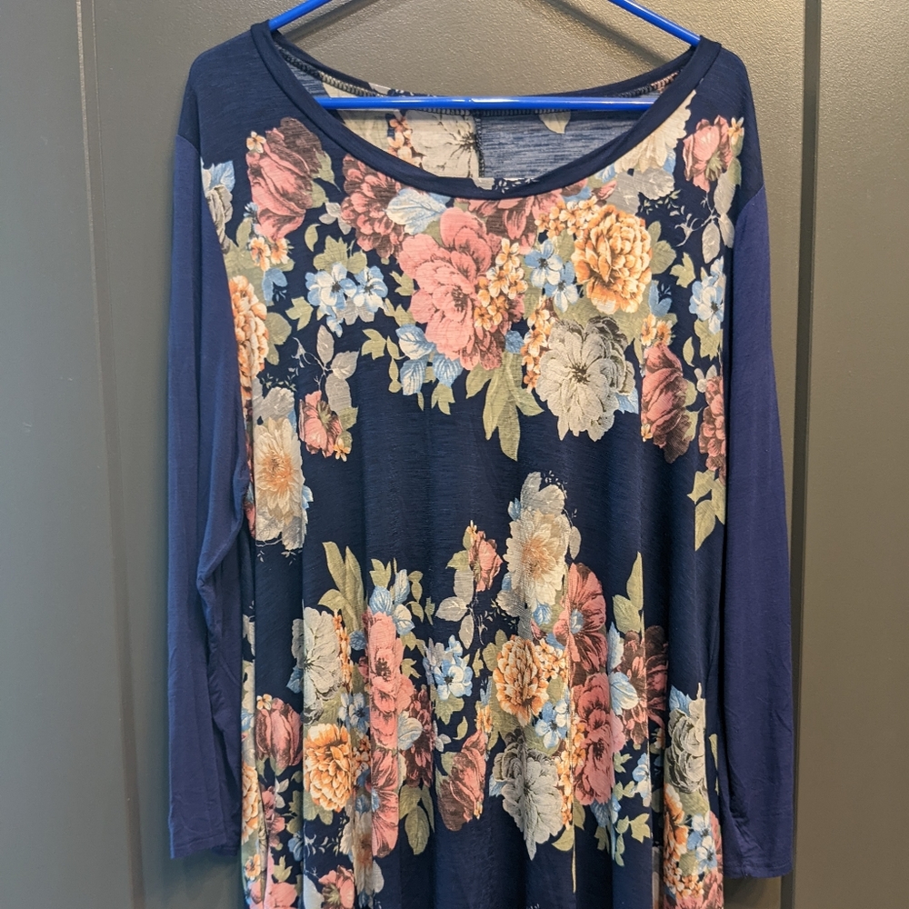 Floral 3/4 Sleeve Tunic with pockets.